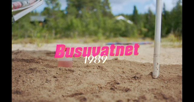 Tittelen "Busuvatnet 1989" på stillbilde av strand